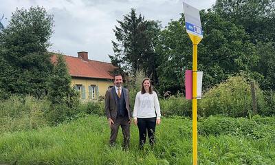 Koen en Lauren aan bushalte